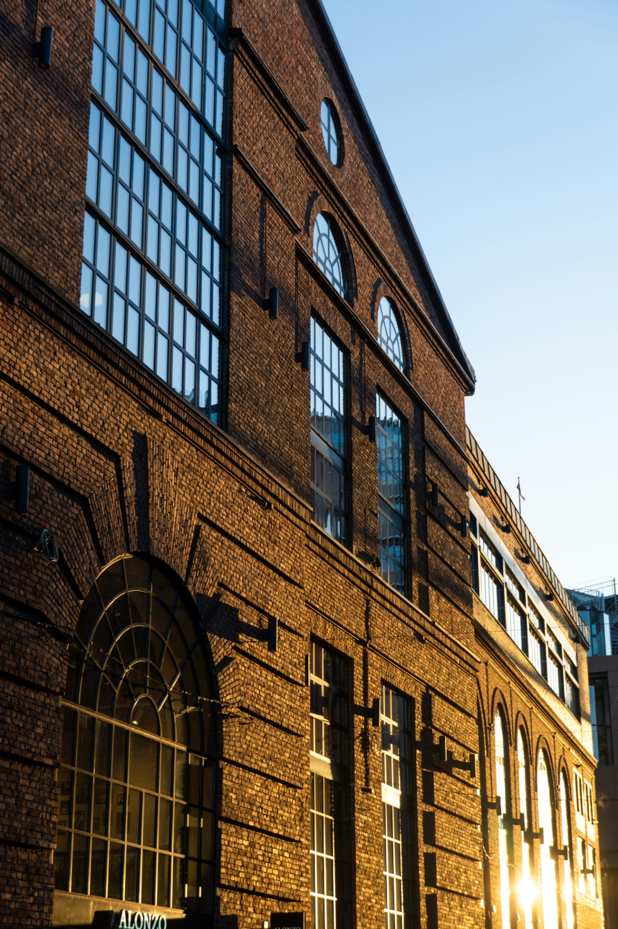 Architettura industriale in mattoni, luce dorata di fine giornata